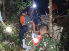 TNI Angkatan Darat Kerahkan 209 Personel Evakuasi Helikopter Jatuh di Sekadau Personel TNI AD dan anggota Basarnas yang tergabung dalam operasi SAR saat mencari lokasi jatuhnya Helikopter Airbus H130 dengan nomor registrasi PK-CFX di kawasan hutan Kabupaten Sekadau, Kalimantan Barat, Kamis (16/4/2026). ANTARA/HO-Dispen TNI AD