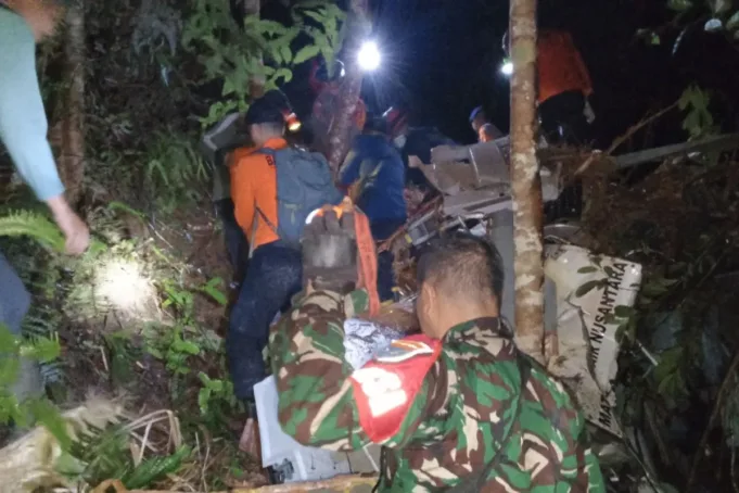Personel TNI AD dan anggota Basarnas yang tergabung dalam operasi SAR saat mencari lokasi jatuhnya Helikopter Airbus H130 dengan nomor registrasi PK-CFX di kawasan hutan Kabupaten Sekadau, Kalimantan Barat, Kamis (16/4/2026). ANTARA/HO-Dispen TNI AD