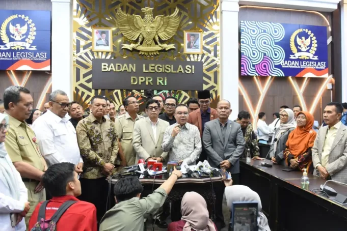 Wakil Ketua DPR RI Sufmi Dasco Ahmad bersama jajaran Badan Legislasi DPR RI saat konferensi pers soal RUU PPRT di kompleks parlemen, Jakarta, Senin (20/4/2026). (ANTARA/HO-DPR)