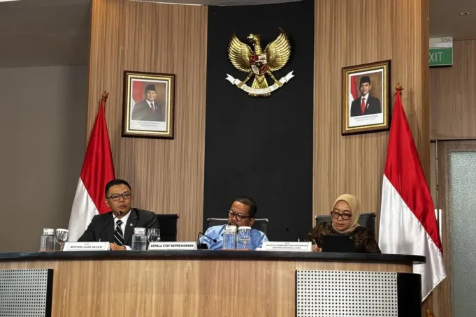 Menlu Sugiono (kiri), Kepala Staf Kepresidenan Muhammad Qodari dan Menteri PPPA Arifah Fauzi dalam konferensi pers di Jakarta, Rabu (22/4/2026) ANTARA/Prisca Triferna