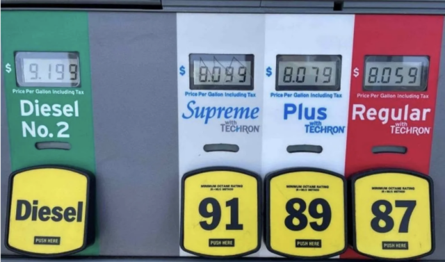 Ilustrasi - Harga bahan bakar minyak di atas 8 dollar AS per galon terlihat di mesin pengisian BBM di SPBU Chevron, Los Angeles, California, Amerika Serikat, Senin (30/5/2022). (ANTARA/FOTO/REUTERS/Lucy Nicholson/wsj.)