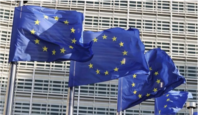 Arsip - Bendera Uni Eropa terlihat di depan kantor pusat Komisi Eropa di Brussel, Belgia (23/5/2025). (ANTARA/Xinhua/Zhao Dingzhe/aa)