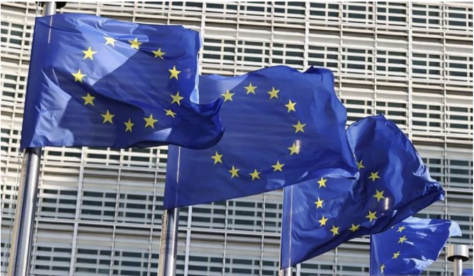 Arsip - Bendera Uni Eropa terlihat di depan kantor pusat Komisi Eropa di Brussel, Belgia (23/5/2025). (ANTARA/Xinhua/Zhao Dingzhe/aa)