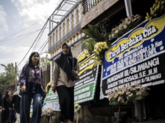 MER-C dan TPM Desak Pemerintah Bawa Kasus Gugurnya Prajurit TNI ke Mahkamah Internasional Warga berjalan di depan deretan karangan bunga dukacita di kediaman almarhum Kapten Inf Zulmi Aditya Iskandar, Kampung Cikendal, Cimahi Utara, Kota Cimahi, Jawa Barat, Rabu (1/4/2026). Kapten Inf Zulmi Aditya Iskandar merupakan anggota Pasukan Perdamaian PBB di Lebanon (UNIFIL) yang gugur akibat tembakan artileri di wilayah Lebanon Selatan pada Senin (30/3). ANTARA FOTO/Abdan Syakura/nym. (ANTARA FOTO/ABDAN SYAKURA)