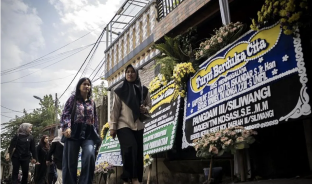 Warga berjalan di depan deretan karangan bunga dukacita di kediaman almarhum Kapten Inf Zulmi Aditya Iskandar, Kampung Cikendal, Cimahi Utara, Kota Cimahi, Jawa Barat, Rabu (1/4/2026). Kapten Inf Zulmi Aditya Iskandar merupakan anggota Pasukan Perdamaian PBB di Lebanon (UNIFIL) yang gugur akibat tembakan artileri di wilayah Lebanon Selatan pada Senin (30/3). ANTARA FOTO/Abdan Syakura/nym. (ANTARA FOTO/ABDAN SYAKURA)