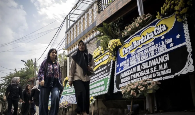 Warga berjalan di depan deretan karangan bunga dukacita di kediaman almarhum Kapten Inf Zulmi Aditya Iskandar, Kampung Cikendal, Cimahi Utara, Kota Cimahi, Jawa Barat, Rabu (1/4/2026). Kapten Inf Zulmi Aditya Iskandar merupakan anggota Pasukan Perdamaian PBB di Lebanon (UNIFIL) yang gugur akibat tembakan artileri di wilayah Lebanon Selatan pada Senin (30/3). ANTARA FOTO/Abdan Syakura/nym. (ANTARA FOTO/ABDAN SYAKURA)