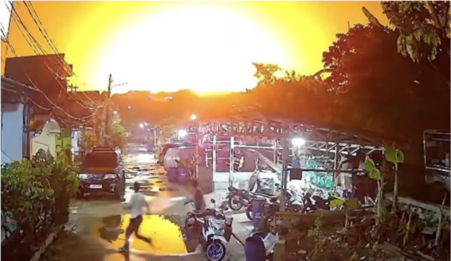 Warga berlari saat terjadi ledakan yang menyebabkan kebakaran Gudang SPBE Cimuning di Kota Bekasi, Jawa Barat, Rabu (1/4/2026). ANTARA/video warga/aa.