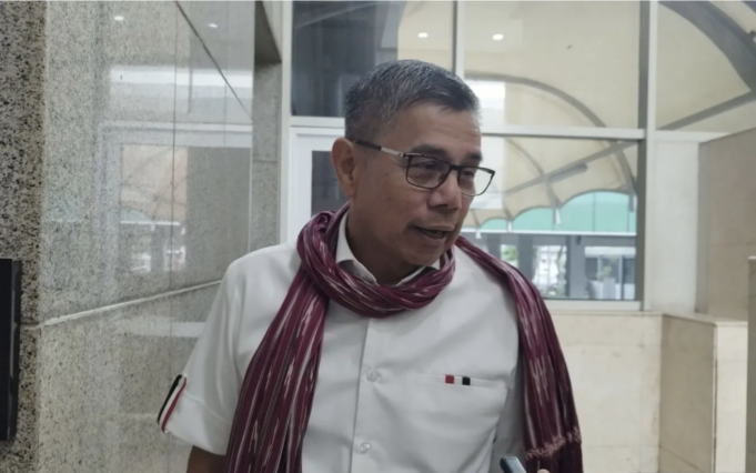 Anggota Komisi III DPR RI Hinca Panjaitan di kompleks parlemen, Jakarta, Senin (6/4/2026). ANTARA/Bagus Ahmad Rizaldi