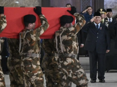 Prabowo Kecam Gugurnya Tiga Prajurit TNI di Lebanon, Tegaskan Negara Hormati Pengorbanan Presiden Prabowo Subianto (kedua kanan) didampingi Presiden ke-6 Susilo Bambang Yudhoyono (kanan) memberi penghormatan kepada jenazah personel penjaga perdamaian yang tergabung dalam United Nations Interim Force in Lebanon (UNIFIL) di VIP Room Terminal 3 Bandara Soekarno-Hatta, Tangerang, Banten, Sabtu (4/4/2026). ANTARA FOTO/Fauzan/YU/am.