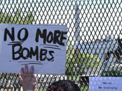 AS Disebut Setujui Prinsip Proposal 10 Poin Iran, Jadi Kerangka Negosiasi Akhiri Perang Ilustrasi - Seorang pengunjuk rasa membawa poster di depan Gedung Putih, Washington, D.C., Amerika Serikat, Selasa (7/4/2026) waktu setempat. (ANTARA FOTO/Xinhua/Li Rui/tom)