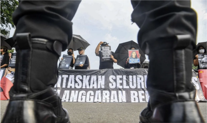 Screenshot 2026-04-08 at 9.55.27 AM Pegiat HAM yang tergabung dalam Jaringan Solidaritas Korban untuk Keadilan melakukan aksi kamisan ke-902 di seberang Istana Merdeka, Jakarta, Kamis (2/4/2026). Aksi Kamisan ke-902 tersebut mengangkat tema Usut Tuntas Upaya Pembunuhan Berencana terhadap Andrie Yunus: Segera Bentuk TGPF dan Adili Pelaku di Peradilan Umum. ANTARA FOTO/Muhammad Adimaja/wsj.