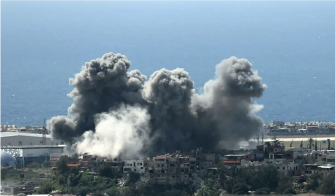 Asap mengepul di atas kawasan permukiman setelah serangan Israel di Beirut, Lebanon pada 8 April 2026. ANTARA/Houssam Shbaro/Anadolu/pri.