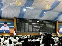 Prabowo Sindir Kelompok Hanya Kritik, Tegaskan Pemerintah Tetap Fokus Layani Rakyat Presiden Prabowo Subianto memberikan taklimat di hadapan 800 pejabat negara mulai dari menteri sampai dengan eselon I kementerian/lembaga saat Rapat Kerja Pemerintah di Halaman Tengah Istana Kepresidenan, Jakarta, Rabu (8/4/2026). ANTARA/Genta Tenri Mawangi.