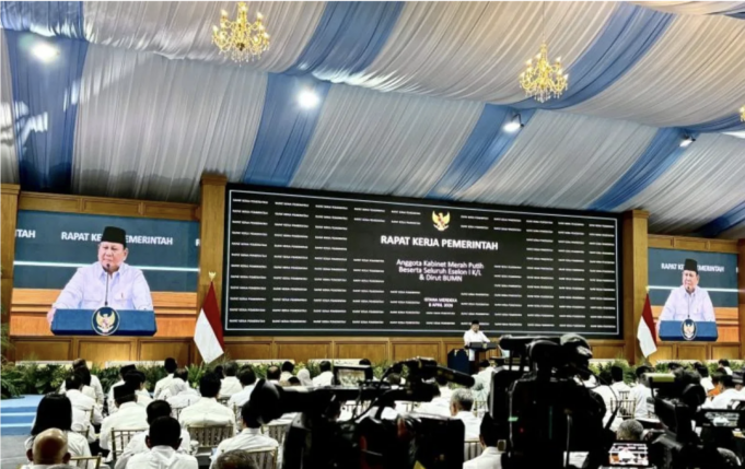 Presiden Prabowo Subianto memberikan taklimat di hadapan 800 pejabat negara mulai dari menteri sampai dengan eselon I kementerian/lembaga saat Rapat Kerja Pemerintah di Halaman Tengah Istana Kepresidenan, Jakarta, Rabu (8/4/2026). ANTARA/Genta Tenri Mawangi.