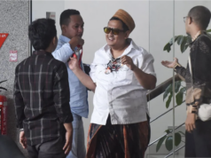 KPK Periksa Pengusaha Rokok Haji Her, Dalami Dugaan Korupsi Pengurusan Cukai di Bea Cukai Pengusaha rokok Khairul Umam (kedua kanan) berbincang dengan kerabat usai menjalani pemeriksaan di Gedung Merah Putih KPK, Jakarta, Kamis (9/4/2026). KPK memeriksa pengusaha rokok Khairul Umam alias Haji Her sebagai saksi dalam kasus dugaan korupsi di Direktorat Jenderal Bea dan Cukai (DJBC) pada Kementerian Keuangan. ANTARA FOTO/Indrianto Eko Suwarso/agr