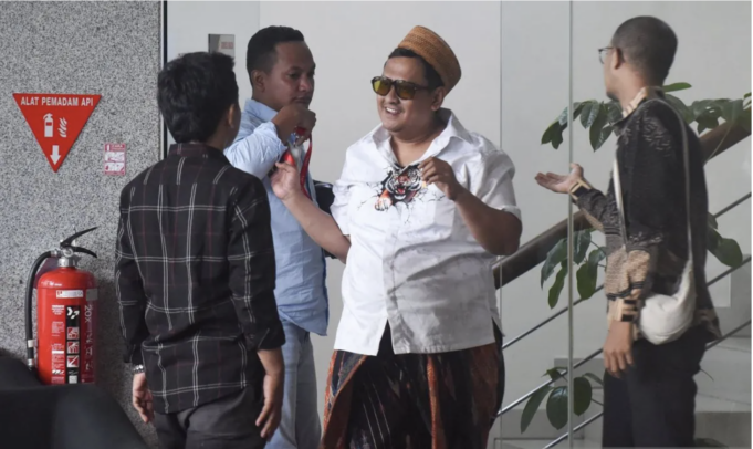 Pengusaha rokok Khairul Umam (kedua kanan) berbincang dengan kerabat usai menjalani pemeriksaan di Gedung Merah Putih KPK, Jakarta, Kamis (9/4/2026). KPK memeriksa pengusaha rokok Khairul Umam alias Haji Her sebagai saksi dalam kasus dugaan korupsi di Direktorat Jenderal Bea dan Cukai (DJBC) pada Kementerian Keuangan. ANTARA FOTO/Indrianto Eko Suwarso/agr