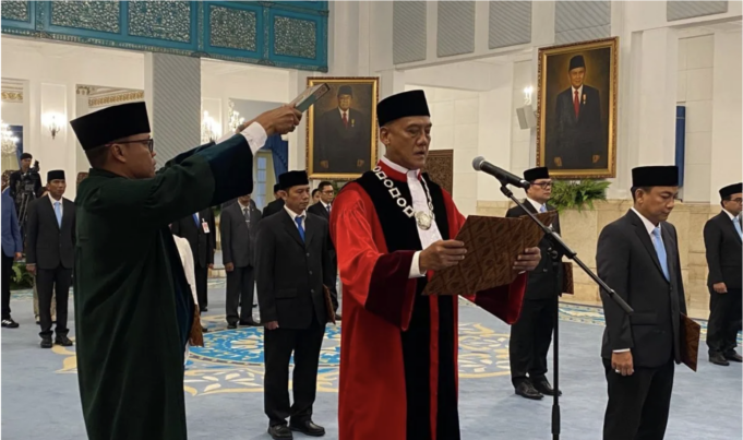 Presiden Prabowo Subianto menyaksikan pengucapan sumpah Liliek Prisbawono Adi sebagai Hakim Mahkamah Konstitusi (MK) di Istana Negara, Jakarta, Jumat (10/4/2026). (ANTARA/Maria Cicilia Galuh)
