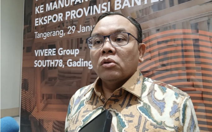 Ketua Tim Komisi VII DPR Saleh Partaonan Daulay memberikan keterangan pers terkait upaya pemerintah mendongkrak sektor induatri dalam negeri. (ANTARA/Azmi Samsul M)