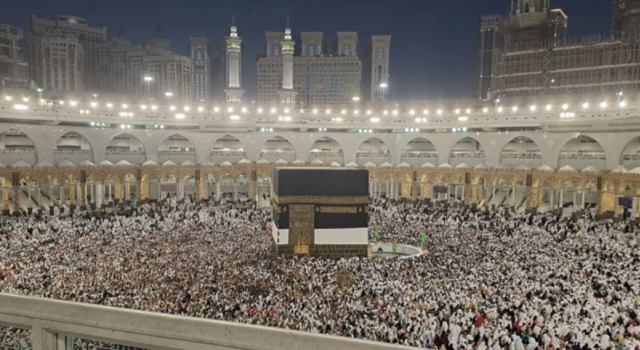 Ilustrasi: Jamaah calon haji melakukan tawaf atau memutari Kabah seusai sholat subuh di Masjidil Haram, Mekah, Arab Saudi, Selasa (13/6/2023). ANTARA FOTO/Wahyu Putro A/fo/pri.