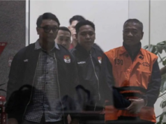 KPK Ungkap Modus Dugaan Pemerasan Bupati Tulungagung Lewat Surat Tanggung Jawab OPD Bupati Tulungagung Gatut Sunu Wibowo (kanan) mengenakan rompi tahanan usai menjalani pemeriksaan setelah terjaring Operasi Tangkap Tangan (OTT) di Gedung Merah Putih KPK, Jakarta, Minggu (12/4/2026) dini hari. ANTARA FOTO/Darryl Ramadhan/YU