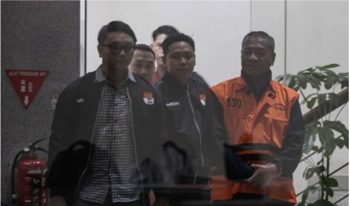 Screenshot 2026-04-12 at 11.35.16 AM Bupati Tulungagung Gatut Sunu Wibowo (kanan) mengenakan rompi tahanan usai menjalani pemeriksaan setelah terjaring Operasi Tangkap Tangan (OTT) di Gedung Merah Putih KPK, Jakarta, Minggu (12/4/2026) dini hari. ANTARA FOTO/Darryl Ramadhan/YU