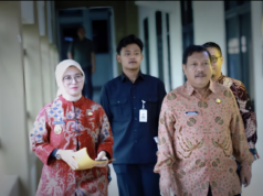 UBB Kukuhkan Tiga Profesor Perempuan, Wawako Pangkalpinang Soroti Kemajuan Emansipasi Wakil Walikota Pangkalpinang (Kiri), Dessy Ayutrisna bersama Walikota Pangkalpinang (Kanan), H. Saparudin. Aktual/DOK PEMKOT PANGKALPINANG