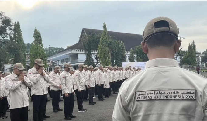 Petugas haji mengikuti apel pelepasan di Asrama Haji Pondok Gede, Jakarta, Jumat (17/4/2026). ANTARA/Asep Firmansyah