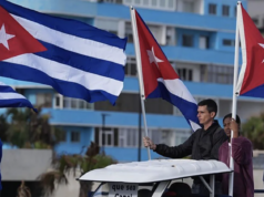 Spanyol, Meksiko, dan Brasil Desak AS Dialog dengan Kuba di Tengah Krisis Kemanusiaan Arsip - Warga Kuba menaiki becak listrik dan sepeda selama pawai anti-imperialisme di tengah kekurangan yang terus berlanjut dan pemadaman listrik yang berkepanjangan, saat pulau itu menghadapi tekanan ekonomi yang semakin dalam di bawah embargo Amerika Serikat terhadap Kuba yang telah berlangsung selama beberapa dekade, 2 April, 2026. (ANTARA/Juancho Torres/Anadolu/pri)