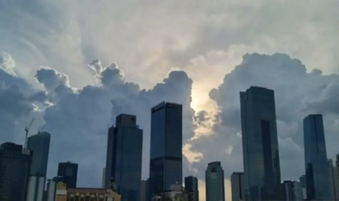 Ilustrasi - Suasana gedung pusat perkantoran dan bisnis di Jakarta dengan latar belakang langit Jakarta yang cerah berawan. ANTARA/Dewa Ketut Sudiarta Wiguna/pri (.)