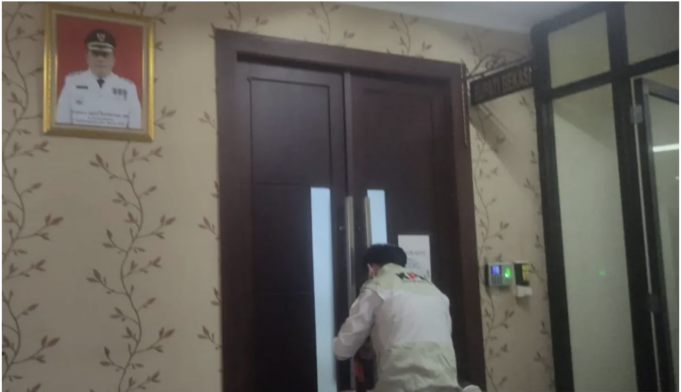 Penyidik KPK saat menyegel ulang ruang kerja Bupati Bekasi usai mencari barang bukti baru kasus dugaan tindak pidana korupsi ijon proyek di lingkungan Pemerintah Kabupaten Bekasi, Jawa Barat, beberapa waktu lalu. ANTARA/Pradita Kurniawan Syah.