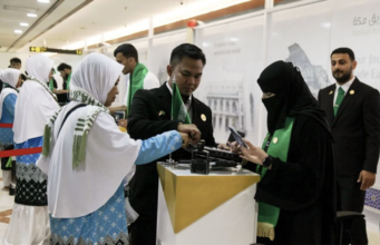 Jamaah calon haji kloter pertama melakukan pemeriksaan dokumen keimigrasian Arab Saudi melalui layanan Mecca Route, di Bandara Internasional Juanda, di Sidoarjo, Jawa Timur, Rabu (22/4/2016). ANTARA/Umarul Faruq