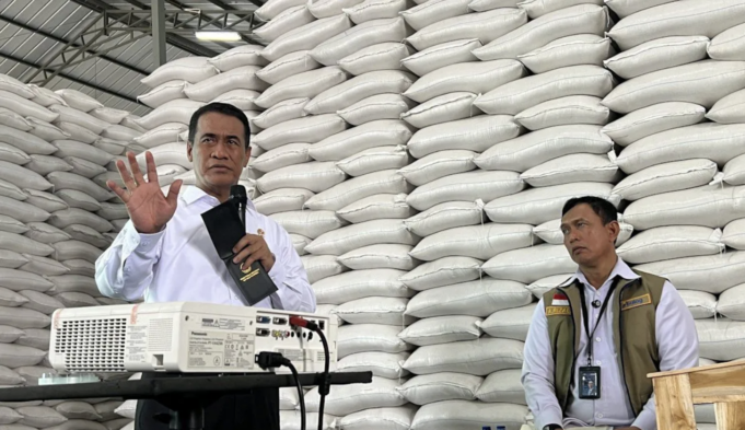 Menteri Pertanian sekaligus Kepala Badan Pangan Nasional Andi Amran Sulaiman didampingi Direktur Utama Perum Bulog Ahmad Rizal Ramdhani dan juga dihadiri sejumlah pengamat pertanian meninjau stok beras di gudang Bulog Karawang, Jawa Barat, Kamis (23/4/2026). ANTARA/Harianto