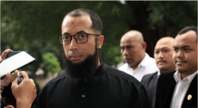 Pemilik agensi perjalanan haji PT Zahra Oto Mandiri atau Uhud Tour Khalid Basalamah berjalan untuk menjalani pemeriksaan di gedung Merah Putih KPK, Jakarta, Selasa (9/9/2025). KPK memeriksa Khalid Basalamah sebagai saksi kasus dugaan korupsi penentuan kuota dan penyelenggaraan ibadah haji pada Kementerian Agama tahun 2023â2024. ANTARA FOTO/Reno Esnir/foc.