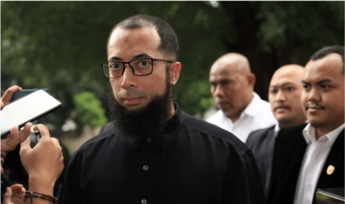 Pemilik agensi perjalanan haji PT Zahra Oto Mandiri atau Uhud Tour Khalid Basalamah berjalan untuk menjalani pemeriksaan di gedung Merah Putih KPK, Jakarta, Selasa (9/9/2025). KPK memeriksa Khalid Basalamah sebagai saksi kasus dugaan korupsi penentuan kuota dan penyelenggaraan ibadah haji pada Kementerian Agama tahun 2023â2024. ANTARA FOTO/Reno Esnir/foc.