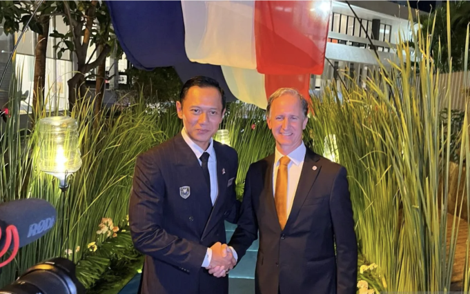 Menteri Koordinator Bidang Infrastruktur dan Pembangunan Kewilayahan Agus Harimurti Yudhoyono (kiri) bersama Duta Besar Belanda untuk Indonesia Marc Gerritsen usai membuka acara peringatan Hari Raja Belanda di Kedutaan Besar Belanda di Jakarta, Kamis malam (23/4/2026). (ANTARA/Nabil Ihsan)