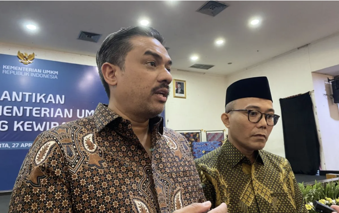 Menteri Usaha Mikro, Kecil, dan Menengah (UMKM) Maman Abdurrahman (kiri) menjawab pertanyaan wartawan di Jakarta, Senin (27/4/2026). (ANTARA/Shofi Ayudiana)