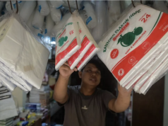 Lonjakan Biaya Plastik Picu Kenaikan Harga Minyak Goreng Pedagang menata kantong plastik yang dijual di Pasar Anyar, Kota Tangerang, Banten, Kamis (2/4/2026). Harga kantong plastik di kalangan pedagang mengalami kenaikan sebesar Rp5.000 hingga Rp10.000 per pak tergantung ukurannya yang disebabkan terganggunya impor bahan baku pembuatan kantong plastik dari Timur Tengah. ANTARA FOTO/Putra M. Akbar/wsj.