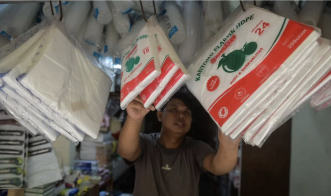 Pedagang menata kantong plastik yang dijual di Pasar Anyar, Kota Tangerang, Banten, Kamis (2/4/2026). Harga kantong plastik di kalangan pedagang mengalami kenaikan sebesar Rp5.000 hingga Rp10.000 per pak tergantung ukurannya yang disebabkan terganggunya impor bahan baku pembuatan kantong plastik dari Timur Tengah. ANTARA FOTO/Putra M. Akbar/wsj.