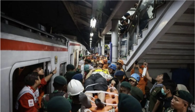 Petugas mengevakuasi korban kecelakaan KRL Commuterline dan KA Argo Bromo Anggrek relasi Gambir-Surabaya Pasar Turi di Stasiun Bekasi Timur, Bekasi, Jawa Barat, Selasa (28/4/2026). ANTARA FOTO/Dhemas Reviyanto/zk/am.