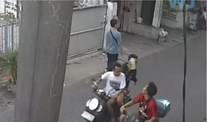 Tangkapan layar - Seorang pria menjadi korban penyiraman diduga air keras oleh dua orang tak dikenal di kawasan Jalan Dharma Wanita V, RW 01 Rawa Buaya, Cengkareng, Jakarta Barat, Minggu (26/4/2026) sore sekira pukul 17.31 WIB. ANTARA/Risky Syukur.