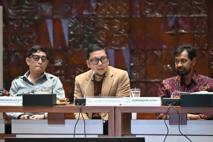 Wakil Ketua Baleg DPR RI Ahmad Doli Kurnia (tengah) dalam pertemuan bersama pemerintah daerah di Banda Aceh, Aceh, Kamis (16/4/2026). (ANTARA/HO-DPR RI/Gys/Andri)