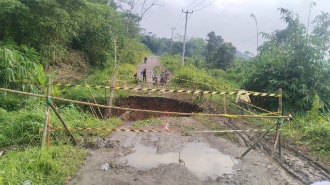 WhatsApp Image 2026-04-06 at 22.39.22 Badan Jalan Penghubung Amblas Akibat Curah Hujan Tinggi Di Kampung Sangiang Jaya Digaris Polis Line