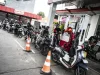 Harga Pertamax Stabil, BBM Nonsubsidi Lain Naik di Tengah Konflik Global Ilustrasi - Pengendara sepeda motor mengisi bahan bakar minyak (BBM) jenis Pertamax di SPBU COCO Jalan Ahmad Yani, Semarang, Jawa Tengah, Selasa (31/3/2026). ANTARA FOTO/Aprillio Akbar/tom.