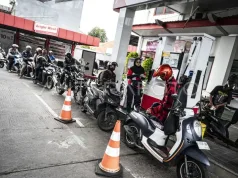 Harga Pertamax Stabil, BBM Nonsubsidi Lain Naik di Tengah Konflik Global Ilustrasi - Pengendara sepeda motor mengisi bahan bakar minyak (BBM) jenis Pertamax di SPBU COCO Jalan Ahmad Yani, Semarang, Jawa Tengah, Selasa (31/3/2026). ANTARA FOTO/Aprillio Akbar/tom.