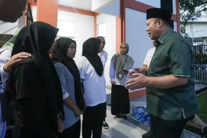 Wakil Ketua DPR RI Cucun Ahmad Syamsurijal (kanan) berbincang dengan sejumlah murid Sekolah Rakyat Terpadu 9 Banjarbaru, Kalimantan Selatan, Rabu (8/4/2026). ANTARA/HO-Dokumentasi Pribadi