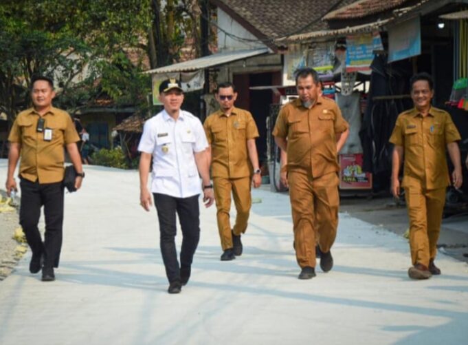 WhatsApp Image 2026-04-13 at 19.38.17 Bupati Lebak Mochamad Hasbi Aayidiki Jayabaya Didampingi Kepala Dinas dan Kepala Bidang (PUPR) Melaksanakan Monitoring Pengecoran Jalan Aweh-Lewidamar