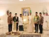 MUI Tegaskan Penolakan Penjajahan, Serukan Penghentian Konflik Global Ketua Umum Majelis Ulama Indonesia (MUI) Anwar Iskandar (ketiga kiri) dan Duta Besar Arab Saudi untuk Indonesia Faisal Abdullah Al Amoudi (tengah) berfoto bersama di kediaman Faisal di Jakarta (16/4/2026). (ANTARA FOTO/Asri Mayang Sari)