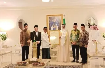 Ketua Umum Majelis Ulama Indonesia (MUI) Anwar Iskandar (ketiga kiri) dan Duta Besar Arab Saudi untuk Indonesia Faisal Abdullah Al Amoudi (tengah) berfoto bersama di kediaman Faisal di Jakarta (16/4/2026). (ANTARA FOTO/Asri Mayang Sari)