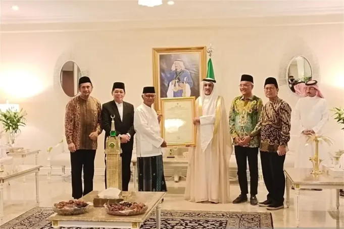 Ketua Umum Majelis Ulama Indonesia (MUI) Anwar Iskandar (ketiga kiri) dan Duta Besar Arab Saudi untuk Indonesia Faisal Abdullah Al Amoudi (tengah) berfoto bersama di kediaman Faisal di Jakarta (16/4/2026). (ANTARA FOTO/Asri Mayang Sari)
