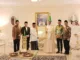 Ketua Umum Majelis Ulama Indonesia (MUI) Anwar Iskandar (ketiga kiri) dan Duta Besar Arab Saudi untuk Indonesia Faisal Abdullah Al Amoudi (tengah) berfoto bersama di kediaman Faisal di Jakarta (16/4/2026). (ANTARA FOTO/Asri Mayang Sari)